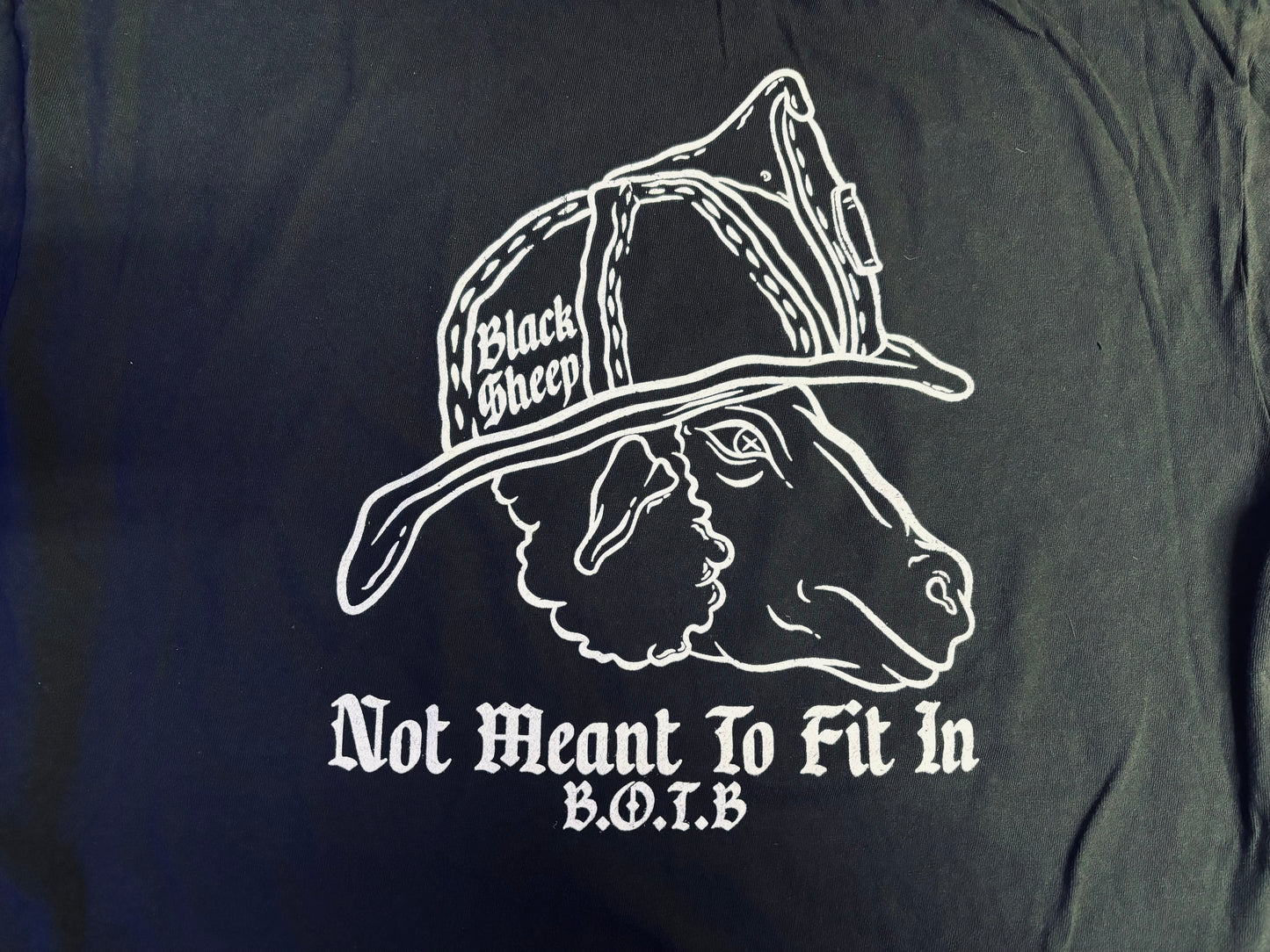 Not meant to fit in shirt (Black)