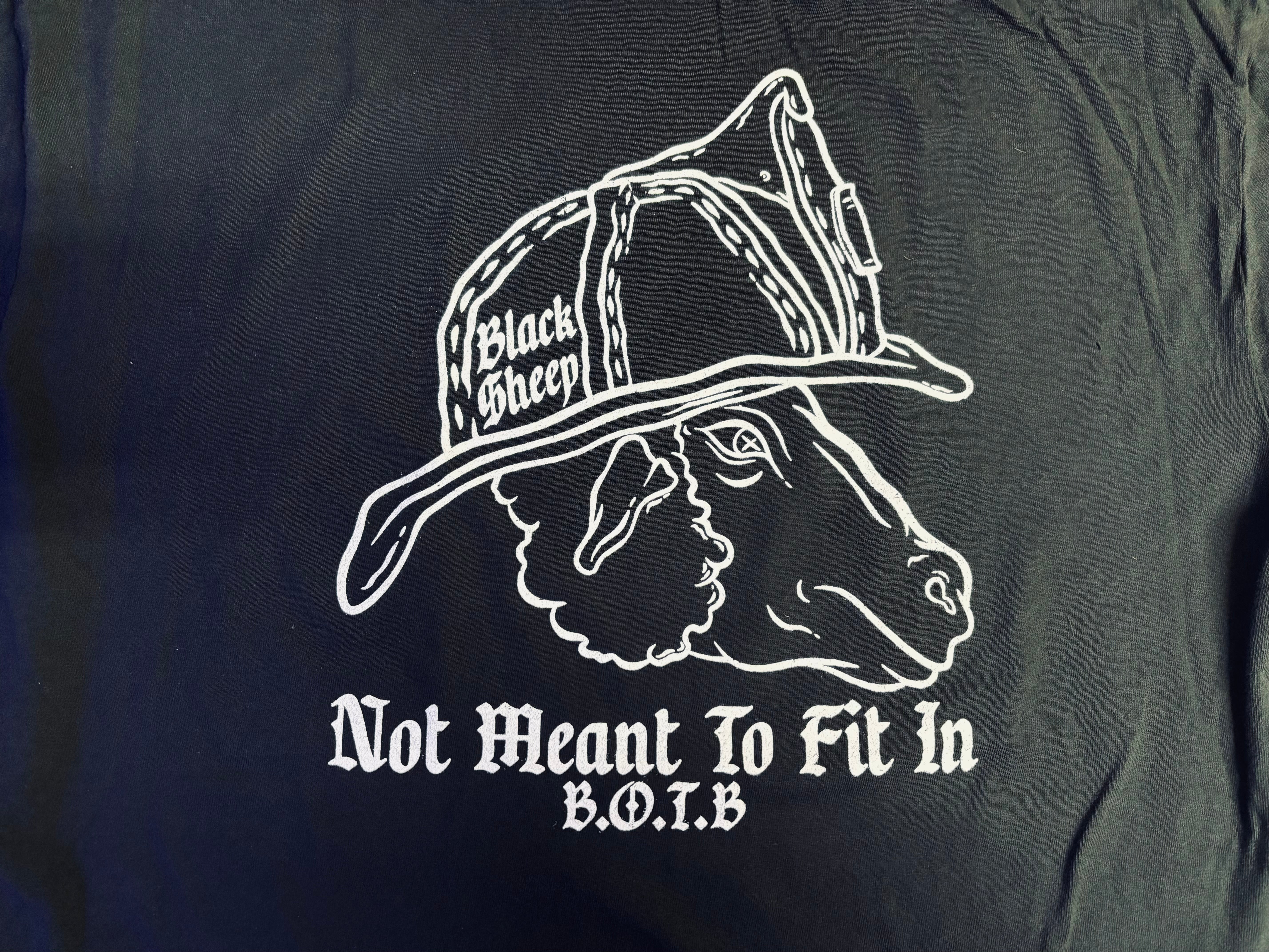 Not meant to fit in shirt (Black)